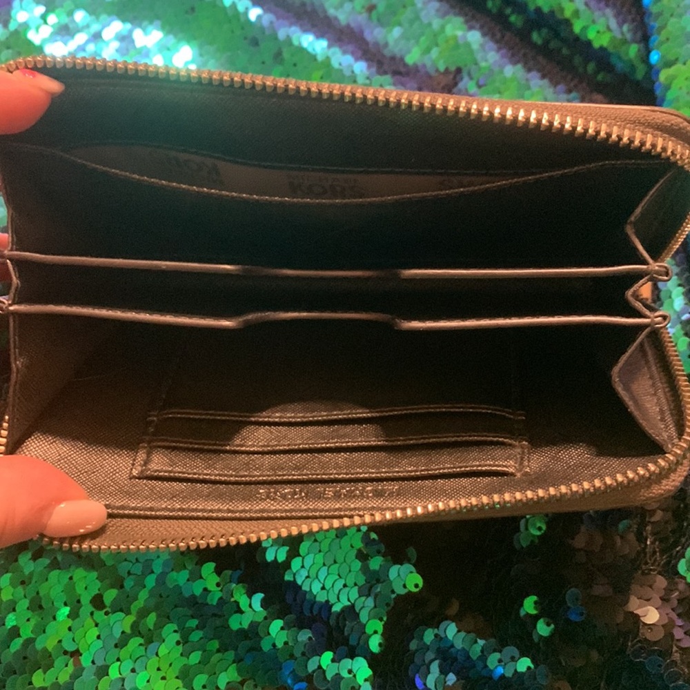 Michael Kors wallet. - Picture 3 of 3